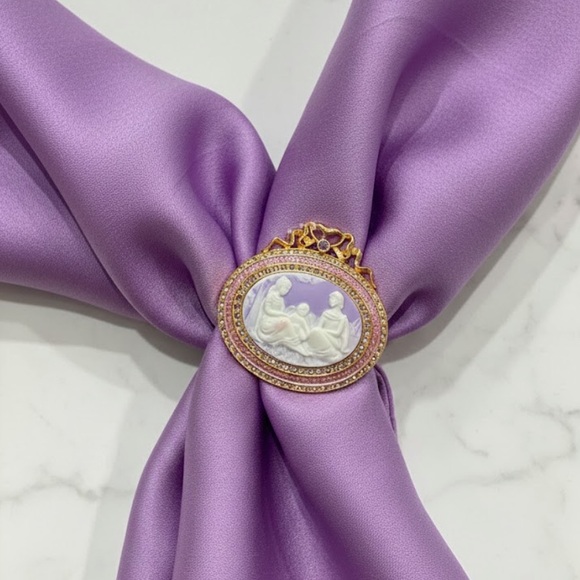 NEW VINTAGE JOAN RIVERS Elegant Victorian Purple Cameo Pendant BROOCH RHINESTONE